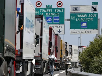 Túnel de Calais: um morto e 1500 a tentar passar - TVI