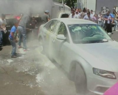 Manifestantes atacam motoristas da Uber no México - TVI