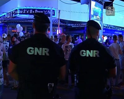 Cinco turistas detidos por desacatos e agressões à GNR - TVI