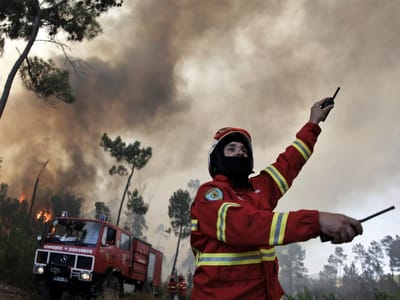 Incêndio com três frentes ativas lavra em Monchique - TVI