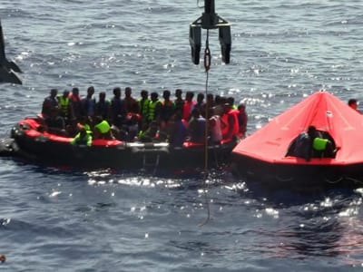 Mais 300 migrantes resgatados no Mediterrâneo - TVI