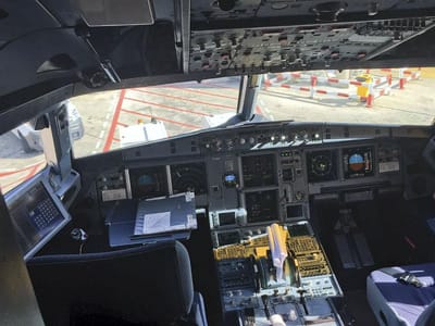 Avião aterra de emergência depois da janela do cockpit estalar - TVI