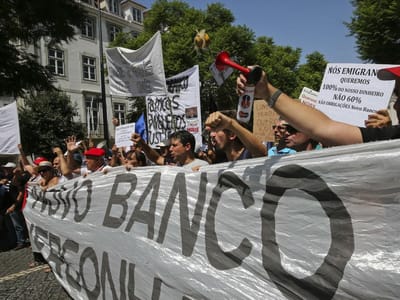 BES: emigrantes lesados manifestam-se em Paris a 10 de junho - TVI