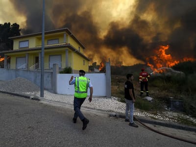Quase seis mil operacionais para salvar povoações das chamas - TVI
