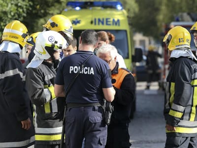 Colisão entre ligeiro e autocarro faz um morto em Barcelos - TVI