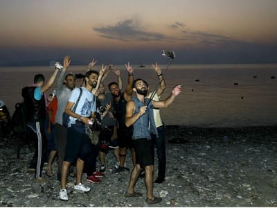 Migrantes celebram chegada à Europa com uma "selfie" - TVI