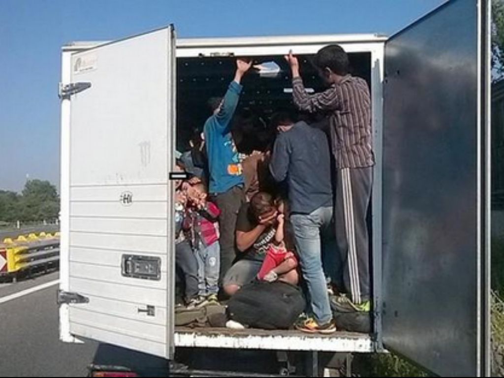 86 migrantes resgatados de um camião