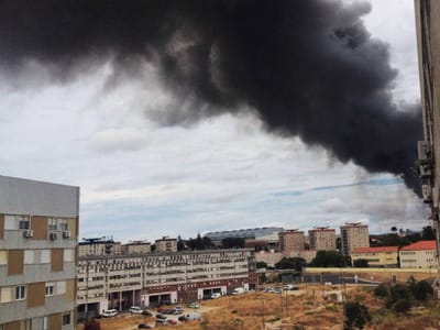 Incêndio dominado junto ao aeroporto de Lisboa - TVI