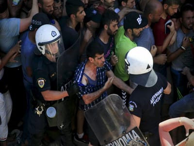 Grécia: mais de 2000 migrantes retidos 18 horas sem água ou comida - TVI