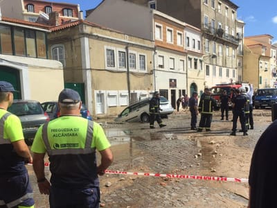 Conduta rebenta e inunda ruas em Alcântara - TVI