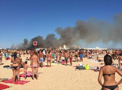 Incêndio junto à praia da Falésia no Algarve - TVI
