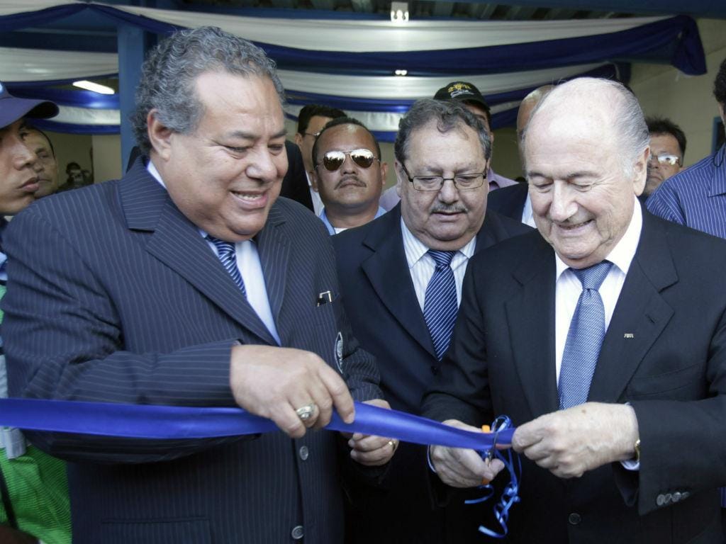 Julio Rocha e Sepp Blatter (Reuters)