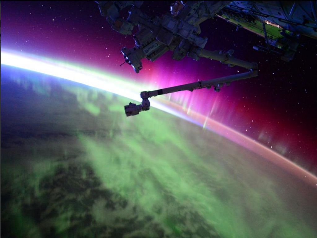 Aurora boreal vista do espaço