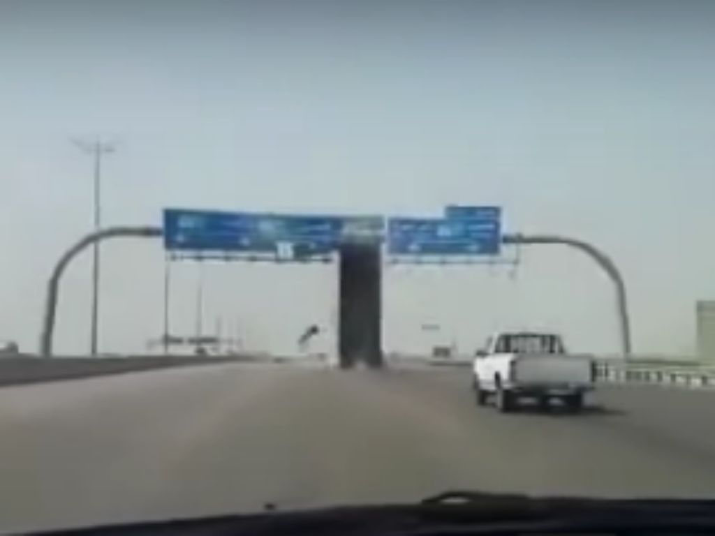 Camião de TIR derruba sinal aéreo em autoestrada
