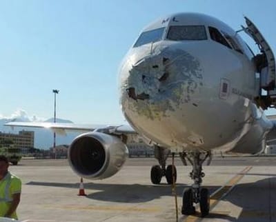 Tempestade desfaz "nariz" de avião da Alitalia - TVI