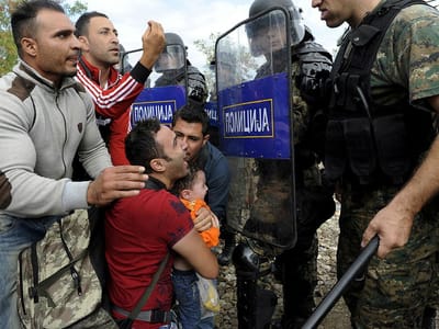 Migrantes atacados pela polícia na Macedónia - TVI