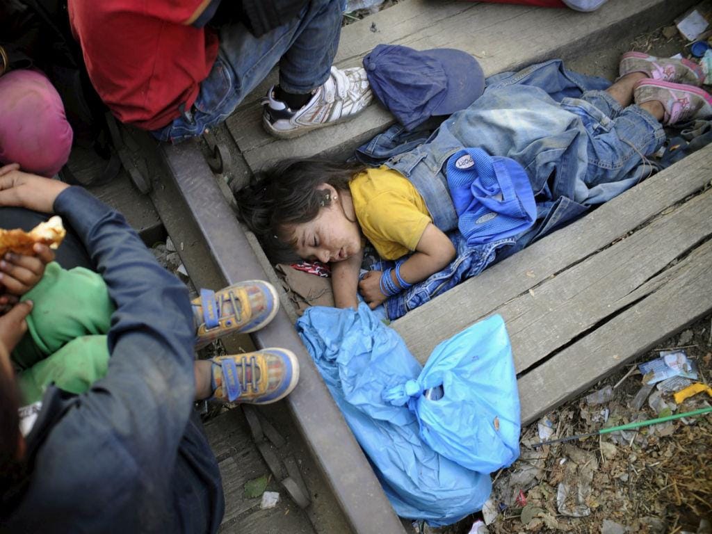 Migrantes na Grécia tentam chegar à Macedónia (REUTERS/Ognen Teofilovski)