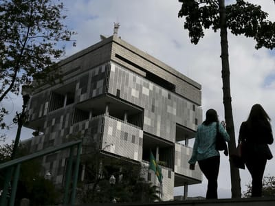 Banqueiro brasileiro detido no caso Petrobras demite-se - TVI