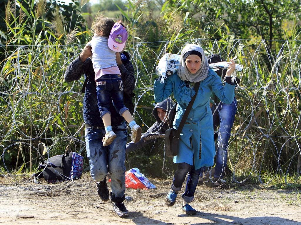 Família síria detida na fronteira da Hungria (REUTERS/Bernadett Szabo)