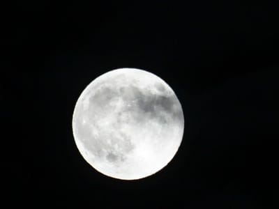 Madrugada de segunda-feira com Super Lua e eclipse total - TVI