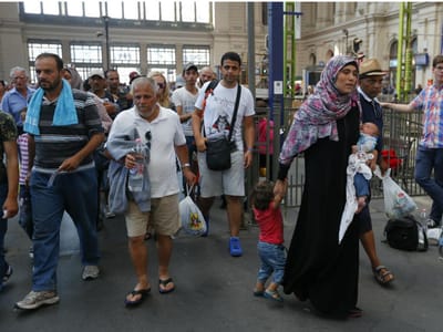 Hungria condiciona viagens de comboio e barra migrantes - TVI