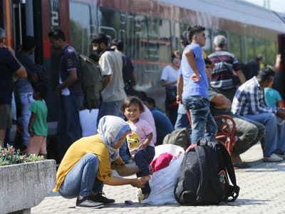 Centenas de migrantes e refugiados começaram a chegar a Viena de Áustria - TVI