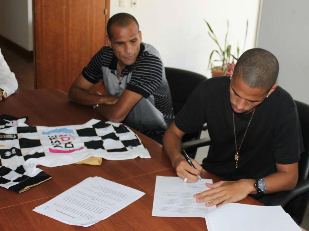 Rivaldo traz o filho para assinar pelo Boavista