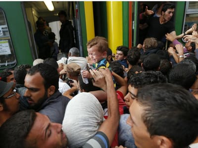 Refugiados: Áustria suspende ligações ferroviárias com Hungria - TVI