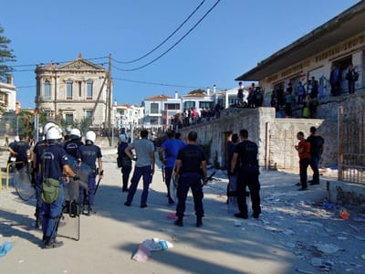 Refugiados atiram pedras contra polícia grega - TVI