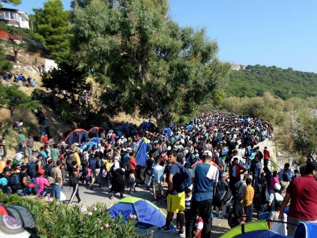 Migrantes e polícia em confrontos em Lesbos, na Grécia [Lusa/EPA]