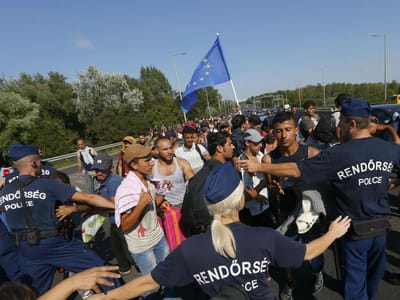 Europa “tem de garantir” recolocação de 200.000 refugiados - TVI