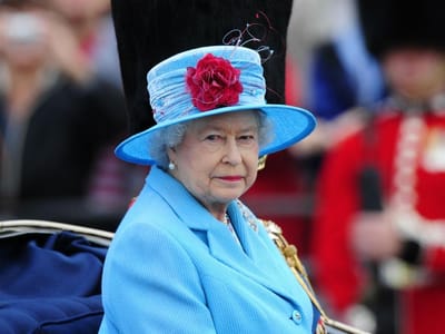 Rainha de Inglaterra investiu milhões em paraísos fiscais - TVI