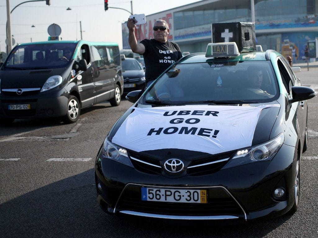 Taxistas protestam contra a Uber [Lusa]
