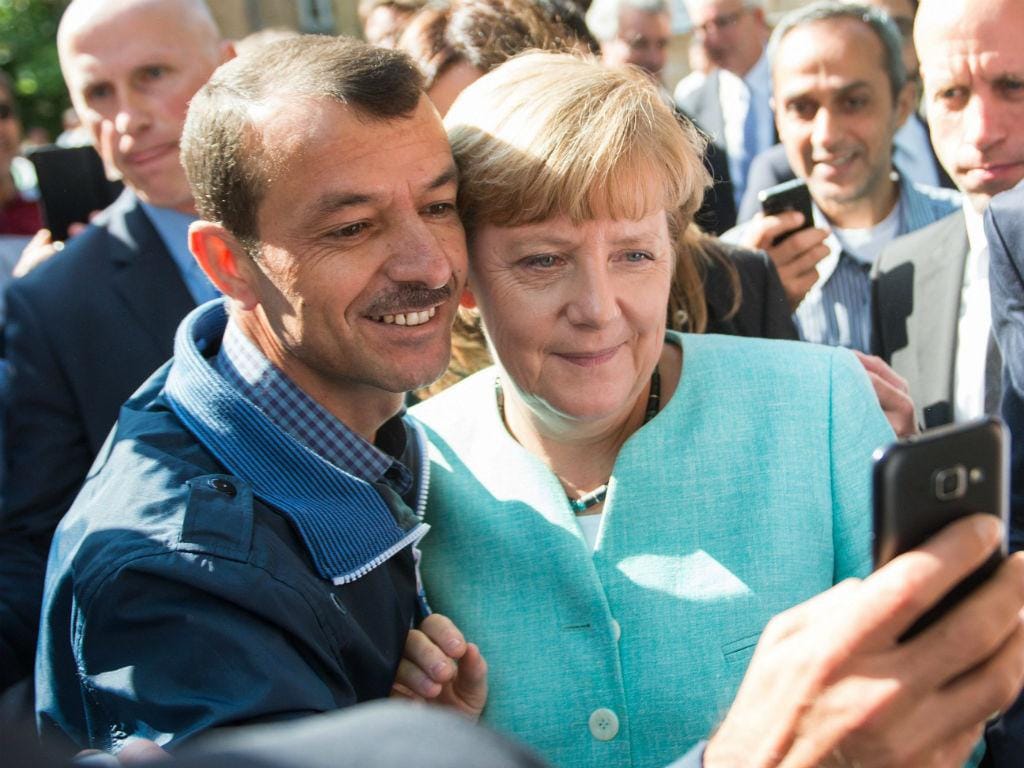 Refugiados tiram "selfies" com Angela Merkel [Fonte: Lusa]