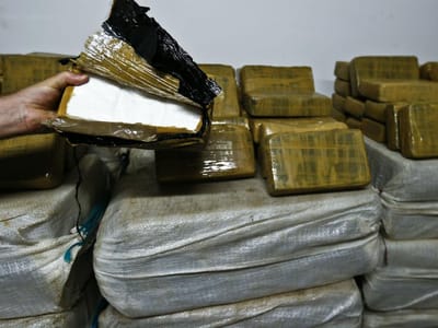 Apreendidas 2,4 toneladas de cocaína em barco no Atlântico - TVI