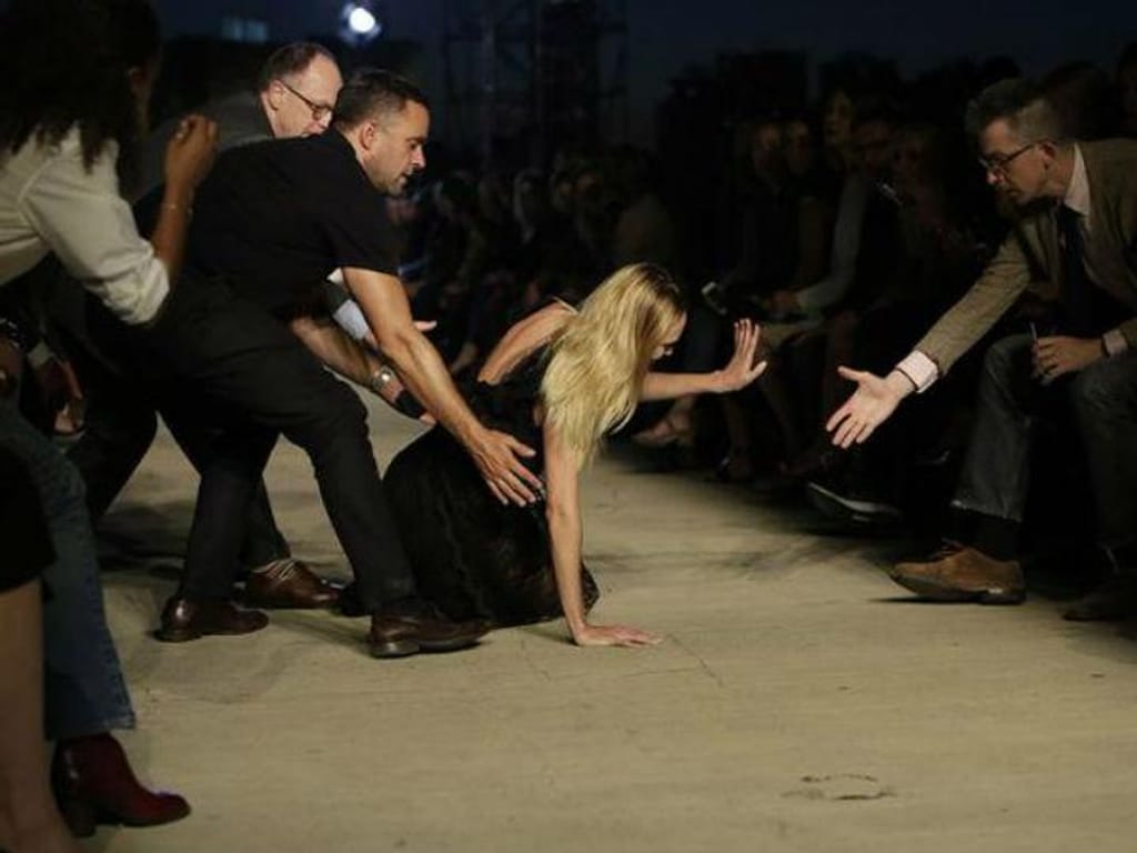 Modelo Candice Swanepoel cai na passerelle na semana de moda de Nova Iorque (Reprodução Twitter)