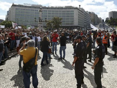 Manifestação de apoio a refugiados junta centenas de pessoas em Lisboa - TVI