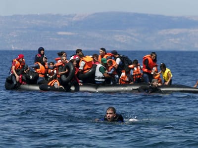 Continuam as buscas para encontrar refugiados desaparecidos em naufrágio - TVI