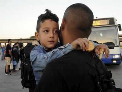 Refugiados dirigem-se para a Croácia para evitar bloqueio húngaro - TVI