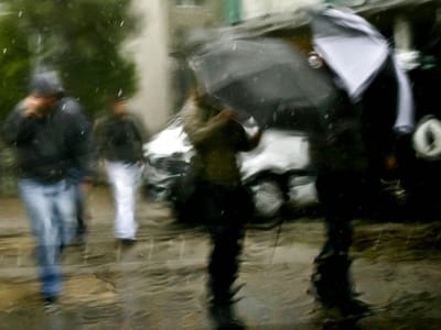 Vento e chuva forte colocam 10 distritos sob aviso amarelo - TVI