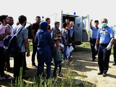 Hungria reintroduz detenção automática de migrantes, incluindo crianças - TVI