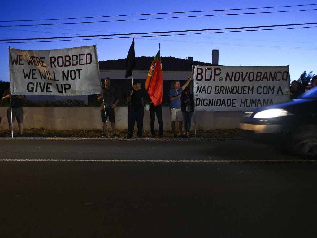 Lesados do BES protestam junto do comício da Coligação