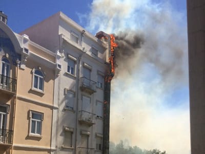 Incêndio em Lisboa obriga a retirar duas pessoas - TVI