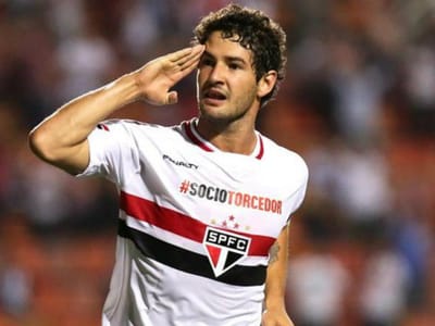 São Paulo ganha corrida ao Palmeiras e garante regresso de Pato - TVI