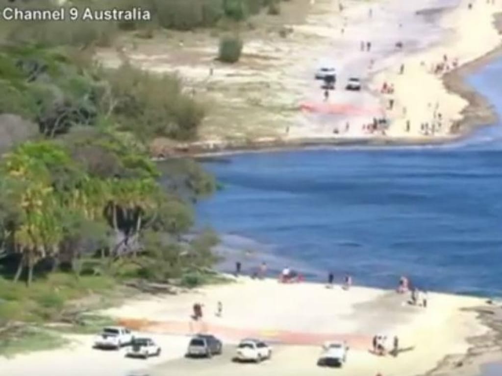 Buraco gigantesco em praia australiana (Reprodução Youtube)