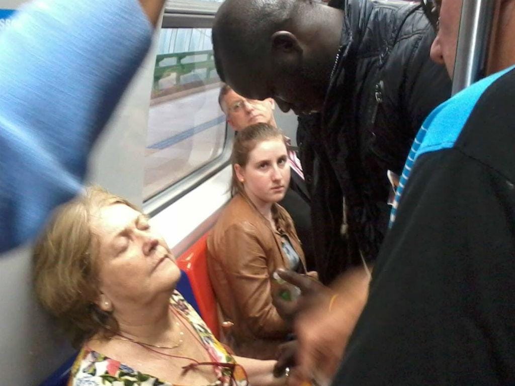 Senegalês socorre idosa em comboio em movimento (Facebook)