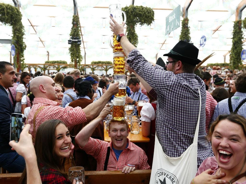 Oktoberfest: festa, famosos e muita cerveja 