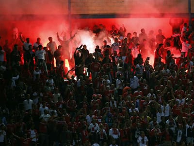 Tochas: UEFA castiga Benfica com jogo à porta fechada, suspenso - TVI