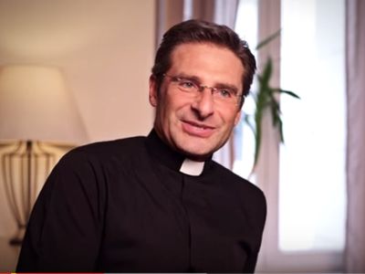 Padre acusa Vaticano de transformar a vida dos homossexuais "num inferno" - TVI