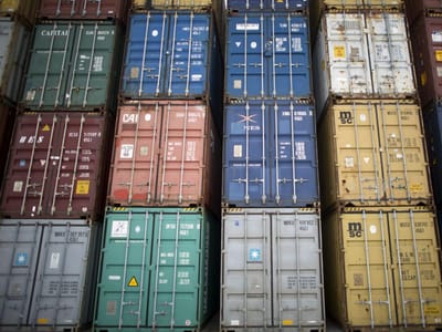 Exportações continuam em queda e mais que importações - TVI